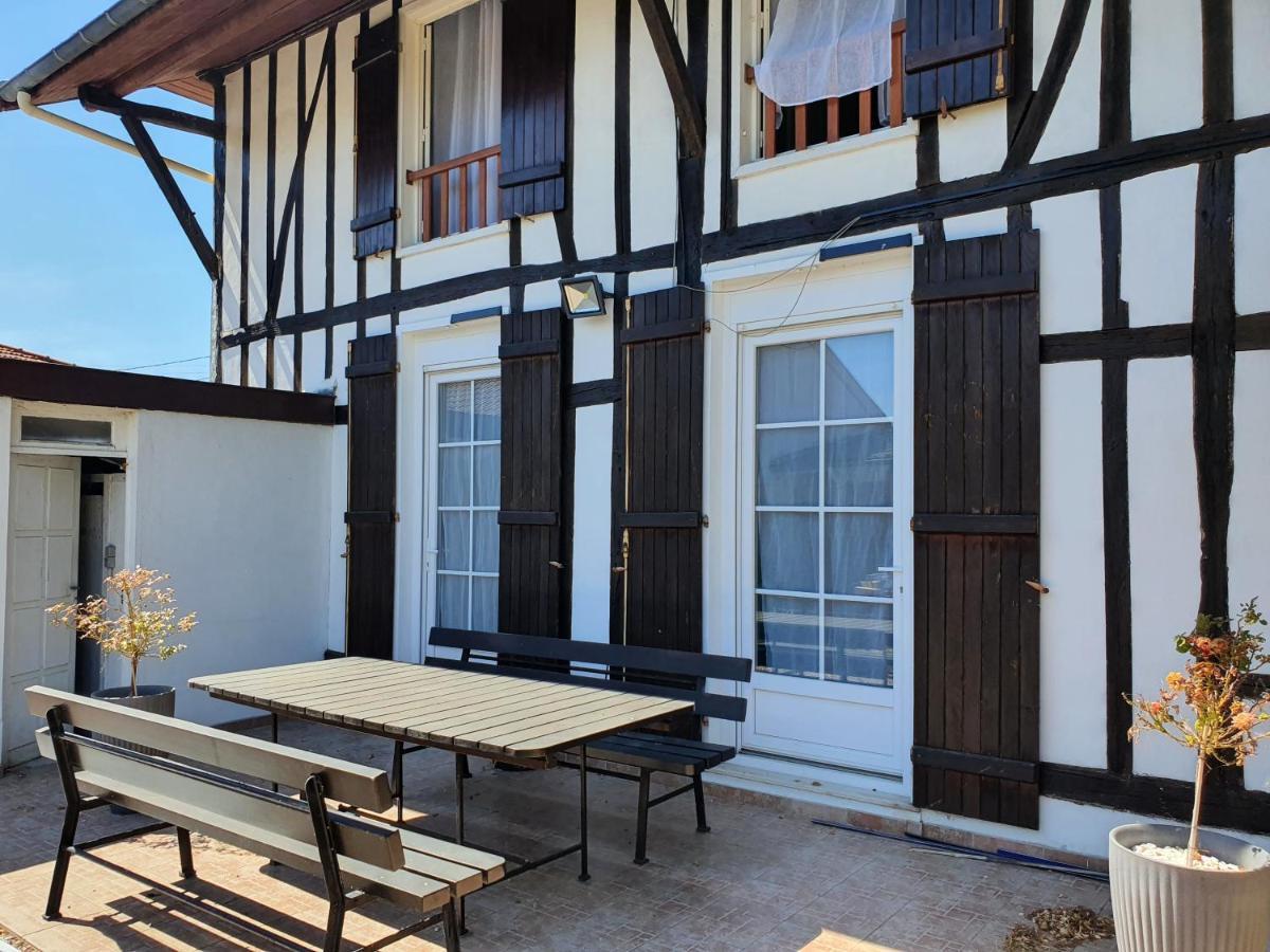 Maison A Colombages Norrois Exterior photo